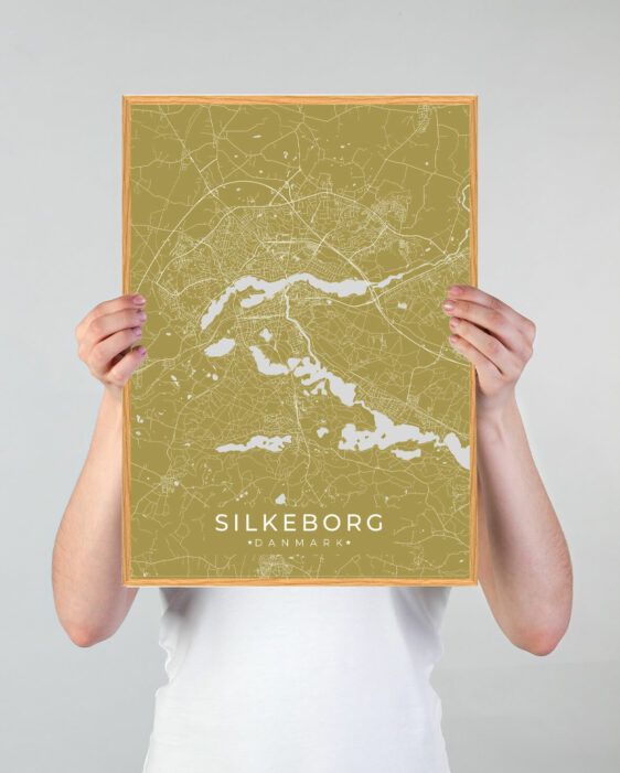 Silkeborg by plakat med gul baggrund. Silkeborg byplakaten viser Silkeborg fra sin smukkeste side