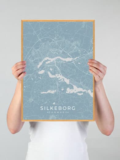 Lyseblå Silkeborg plakat. Bykort med søer og gader. Perfekt gaveidé til Silkeborg-entusiasten. Stilfuldt design.