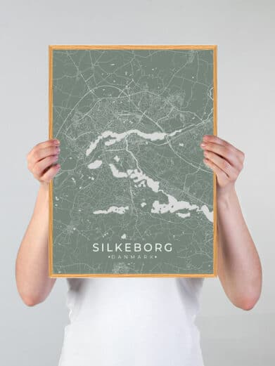 Grøn Silkeborg plakat med bykort i mintgrøn. Detaljeret kort over Silkeborg, Midtjylland. Moderne design, træramme. Perfekt til stuen.