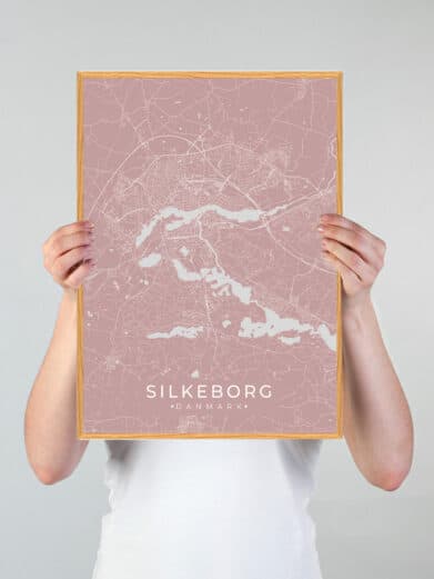 Silkeborg plakat i rosa: minimalistisk bykort med hvide linjer, indrammet i træ. Flot detalje for dit hjem. Køb din Silkeborg byplakat nu!