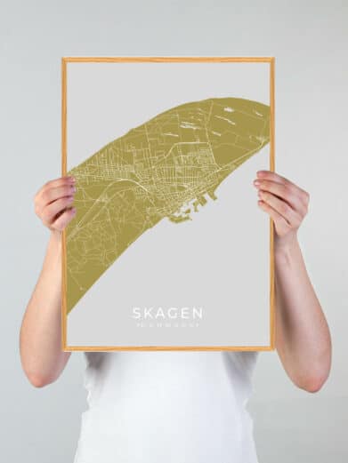 Skagen plakat i karrygul. Minimalistisk design, der viser Skagens bykort. Perfekt til at bringe et stykke af Nordjylland ind i dit hjem.