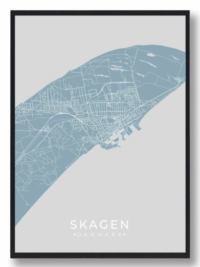 Skagen plakat i lyseblå: stilren bykort plakat. Viser detaljeret kort over Skagen, Danmark, i grå baggrund og sort ramme.