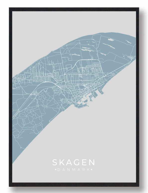 Skagen byplakat i stilrent design. Denne Skagen byplakat er med lyseblå baggrund og viser Skagen fra sin smukkeste side