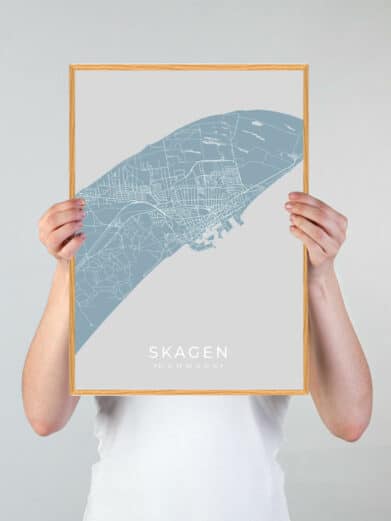 Grøn Skagen plakat med lyseblåt bykort. Minimalistisk design af Skagen, Nordjylland. Perfekt til stuen.