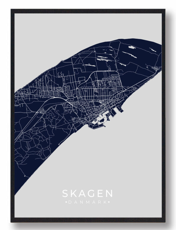 Skagen byplakat i stilrent design. Denne Skagen byplakat er med mørkeblå baggrund og viser Skagen fra sin smukkeste side
