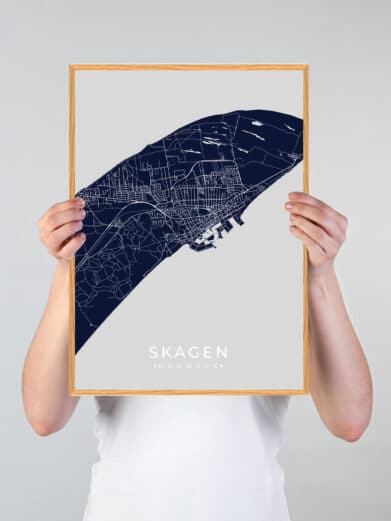 Grøn Skagen plakat. Mørkeblåt bykort af Skagen, Danmark, på en grå baggrund i en træramme. Minimalistisk og stilfuld.