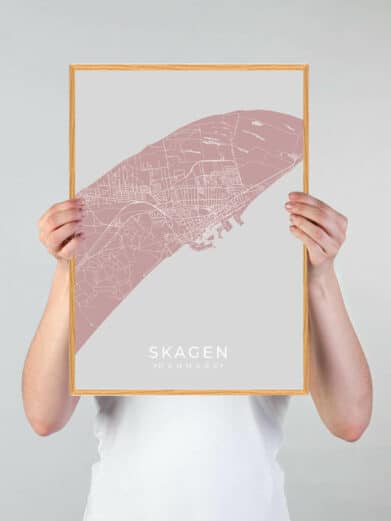 Skagen plakat i rosa. Minimalistisk design med bykortdetaljer. Perfekt til at bringe et stykke af Nordjylland ind i dit hjem.