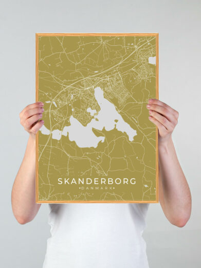 Skanderborg by plakat med gul baggrund. Skanderborg byplakaten viser Skanderborg fra sin smukkeste side