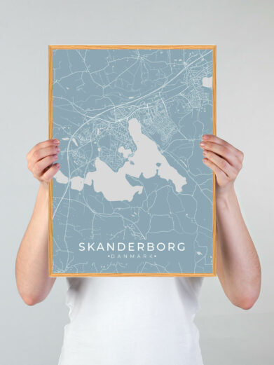 Skanderborg by plakat med lyseblå baggrund. Skanderborg byplakaten viser Skanderborg fra sin smukkeste side