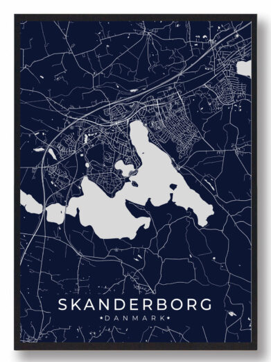 Skanderborg byplakat i stilrent design. Denne Skanderborg byplakat er med mørkeblå baggrund og viser Skanderborg fra sin smukkeste side