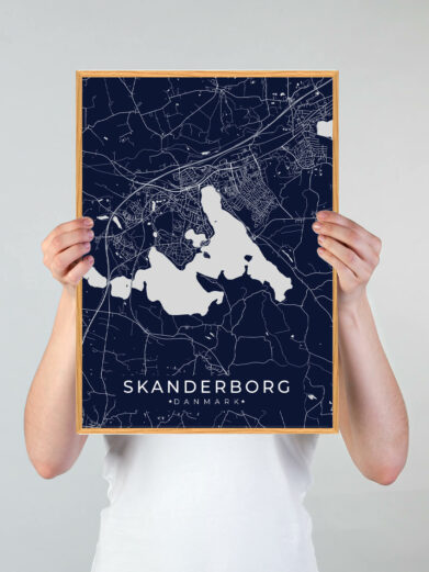 Skanderborg by plakat med mørkeblå baggrund. Skanderborg byplakaten viser Skanderborg fra sin smukkeste side