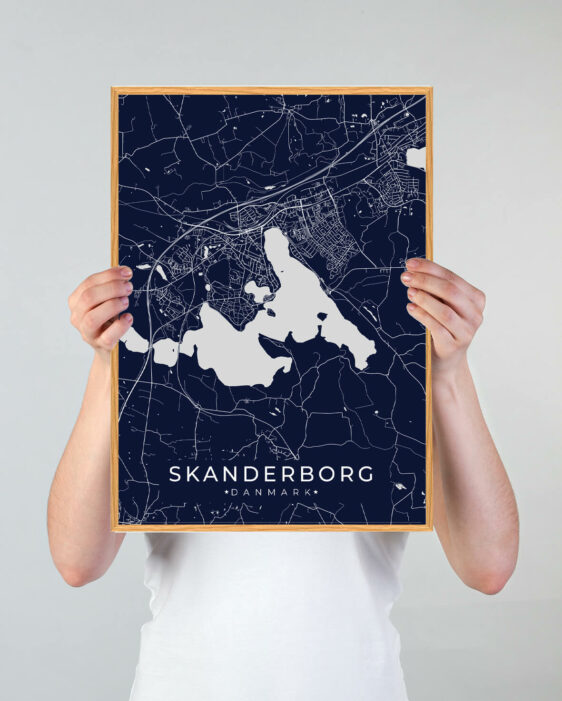 Skanderborg by plakat med mørkeblå baggrund. Skanderborg byplakaten viser Skanderborg fra sin smukkeste side