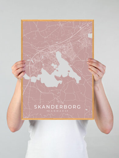 Skanderborg by plakat med lyserød baggrund. Skanderborg byplakaten viser Skanderborg fra sin smukkeste side