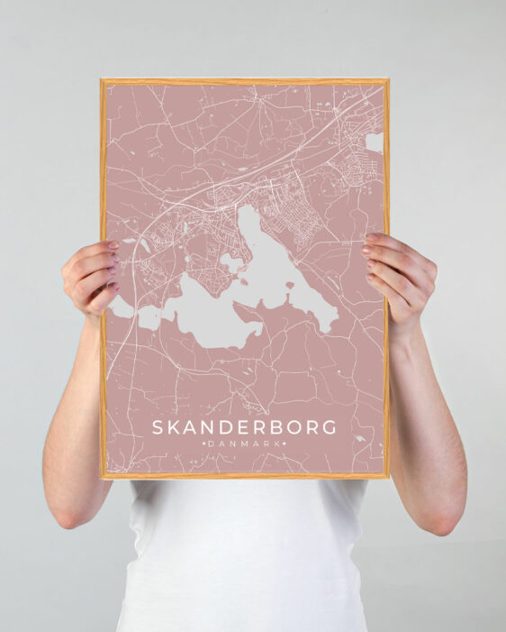 Skanderborg by plakat med lyserød baggrund. Skanderborg byplakaten viser Skanderborg fra sin smukkeste side