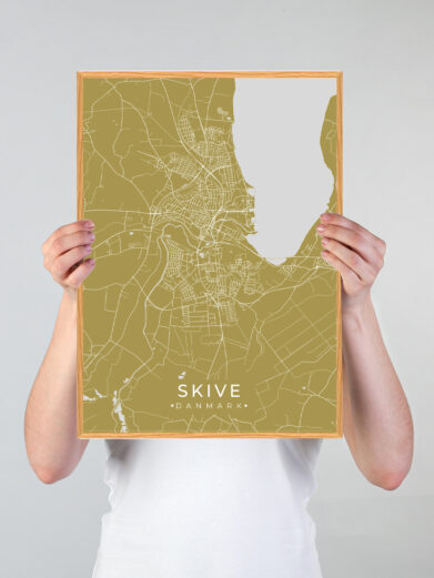 Skive by plakat med gul baggrund. Skive byplakaten viser Skive fra sin smukkeste side