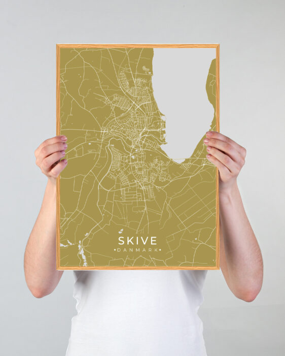 Skive by plakat med gul baggrund. Skive byplakaten viser Skive fra sin smukkeste side