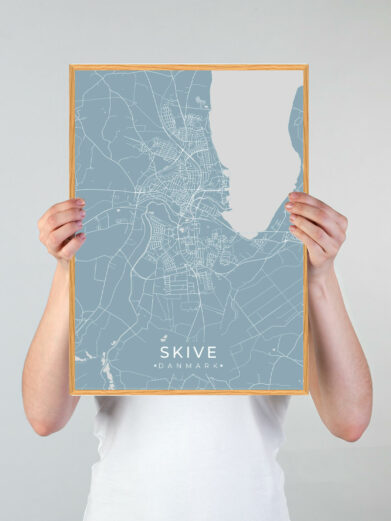 Skive by plakat med lyseblå baggrund. Skive byplakaten viser Skive fra sin smukkeste side