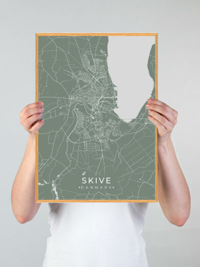 Skive by plakat med grøn baggrund. Skive byplakaten viser Skive fra sin smukkeste side