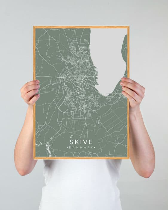 Grøn Skive plakat. Mintgrøn bykort med fine detaljer, holdt oppe af hænder. Perfekt til Skive-elskere!