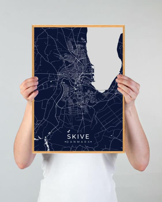 Mørkeblå Skive byplakat. Minimalistisk design med hvide linjer, der viser gader og stier. Perfekt til Skive-entusiaster.