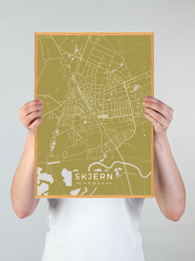Skjern by plakat med gul baggrund. Skjern byplakaten viser Skjern fra sin smukkeste side