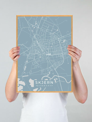 Skjern by plakat med lyseblå baggrund. Skjern byplakaten viser Skjern fra sin smukkeste side