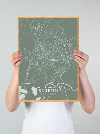 Skjern by plakat med grøn baggrund. Skjern byplakaten viser Skjern fra sin smukkeste side