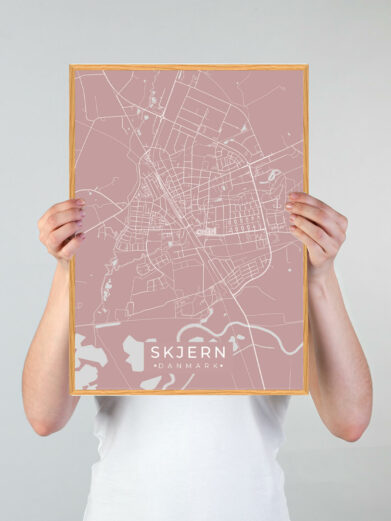 Skjern by plakat med lyserød baggrund. Skjern byplakaten viser Skjern fra sin smukkeste side