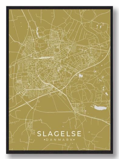Slagelse plakat i karrygul: Detaljeret bykort med hvide linjer, indrammet i sort. Perfekt vægkunst fra Sjælland.