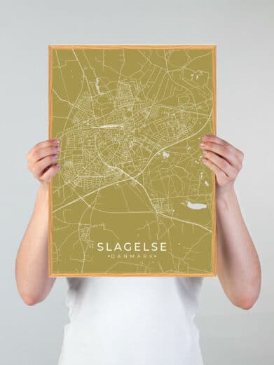 Grøn Slagelse plakat med karrygul baggrund og kort over byen. Detaljeret bykort i moderne design. Perfekt til Slagelse-entusiaster.