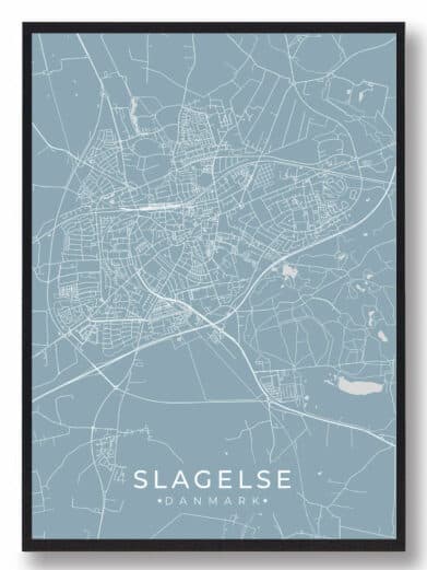 Slagelse grøn byplakat. Lyseblå baggrund med hvide vejlinjer. Minimalistisk stil. Perfekt vægkunst for Slagelse-entusiaster.
