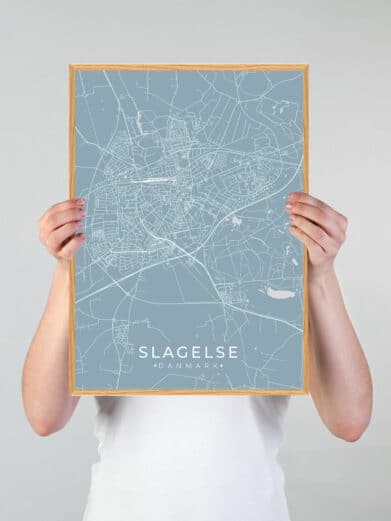 Slagelse plakat i grøn by stil. Lys blå baggrund med hvide vejdetaljer. Moderne bykort plakat.