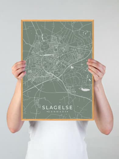 Slagelse grøn byplakat. Mintgrøn baggrund med hvide kortdetaljer og en træramme. Detaljeret kort over Slagelse, Danmark.