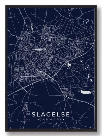 Slagelse plakat i mørkeblå. Detaljeret bykort med hvide linjer på en mørk baggrund, der viser gader og veje. Moderne og stilfuldt design.