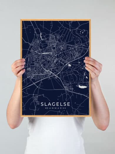 Slagelse plakat i mørkeblå. Detaljeret bykort over Slagelse, Danmark, i moderne grafisk stil. Perfekt til Slagelse-entusiaster.