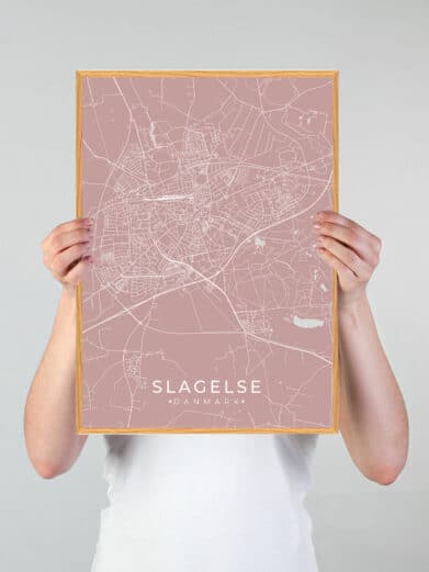 Slagelse plakat i rosa: Detaljeret bykort med hvide linjer og gylden ramme. Perfekt til at vise din kærlighed til Slagelse.