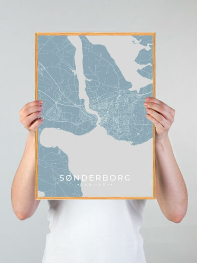 Sønderborg by plakat med lyseblå baggrund. Sønderborg byplakaten viser Sønderborg fra sin smukkeste side
