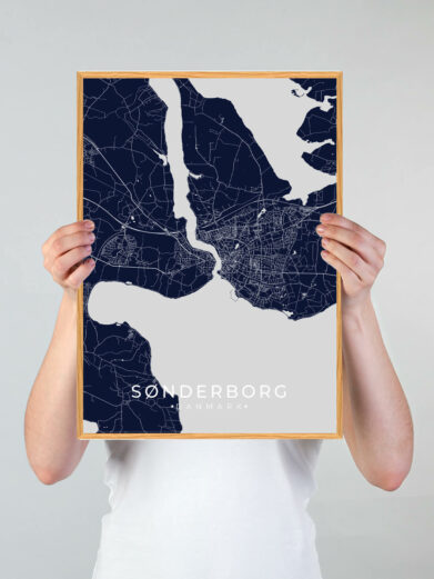 Sønderborg by plakat med mørkeblå baggrund. Sønderborg byplakaten viser Sønderborg fra sin smukkeste side