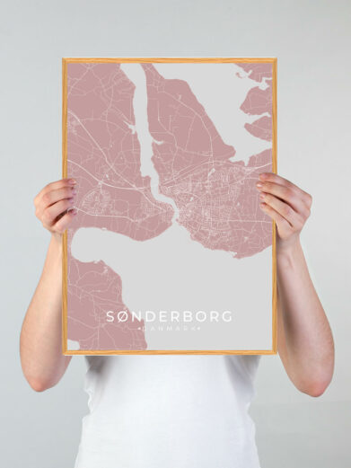 Sønderborg by plakat med lyserød baggrund. Sønderborg byplakaten viser Sønderborg fra sin smukkeste side