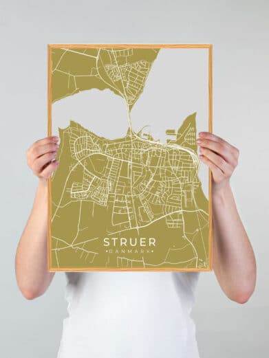 Struer plakat i karrygul. Detaljeret bykort over Struer, Danmark. Moderne design, ideel til vægdekoration. Grøn by.