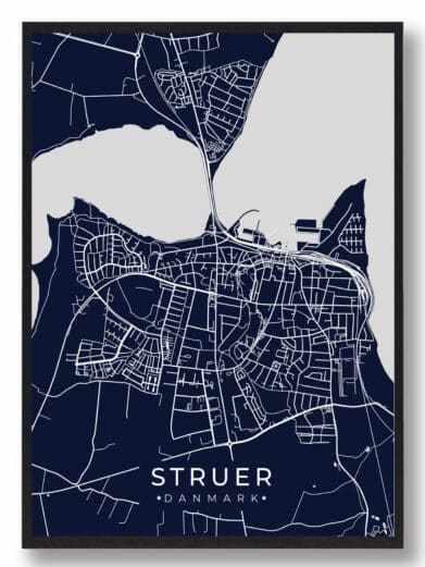 Struer plakat i mørkeblå. Minimalistisk bykort med hvide linjer. Perfekt til stuen. Find din grønne by nu!