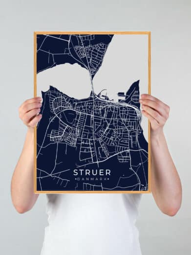 Struer plakat i mørkeblå. Detaljeret bykort med hvide linjer. Perfekt til at vise din kærlighed til Struer. Flot design.