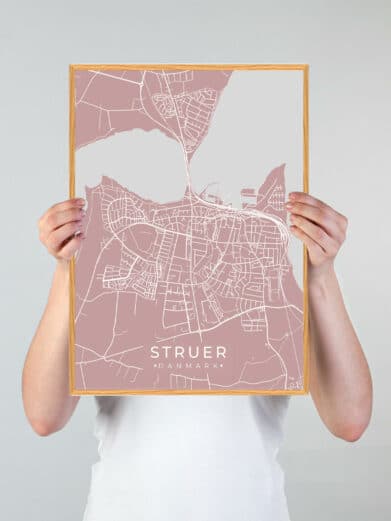 Struer plakat, grøn by. Detaljeret kort over Struer, Midtjylland, i rosa farver og elegant design. Perfekt til vægdekoration.