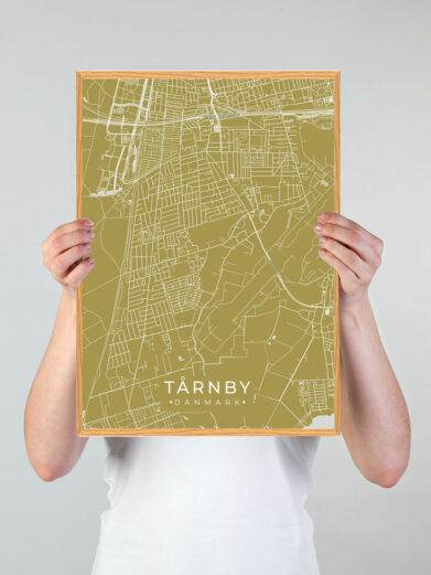Tårnby byplakat i stilrent design. Denne Tårnby byplakat er med gul baggrund og viser Tårnby fra sin smukkeste side