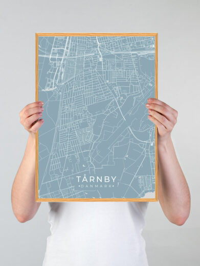 Tårnby byplakat i stilrent design. Denne Tårnby byplakat er med lyseblå baggrund og viser Tårnby fra sin smukkeste side