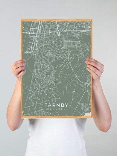 Tårnby byplakat i stilrent design. Denne Tårnby byplakat er med grøn baggrund og viser Tårnby fra sin smukkeste side