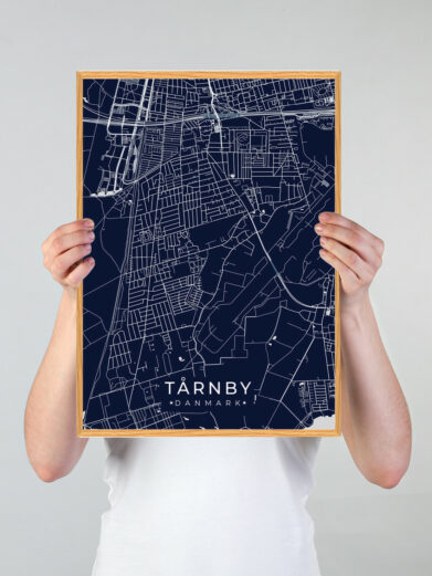 Tårnby byplakat i stilrent design. Denne Tårnby byplakat er med mørkeblå baggrund og viser Tårnby fra sin smukkeste side