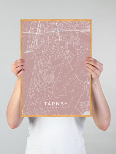 Tårnby byplakat i stilrent design. Denne Tårnby byplakat er med rosa baggrund og viser Tårnby fra sin smukkeste side