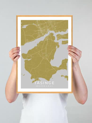 Gul Tåsinge plakat med detaljeret bykort i karrygul farve. Perfekt dansk design til væggen. Fås nu med rabat!