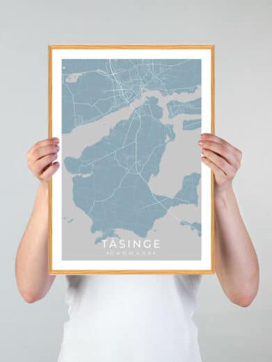 Gul Tåsinge plakat med detaljeret kort over øen, holdt op af hænder. Minimalistisk design med lyseblå nuancer. Dansk ø-kunst.